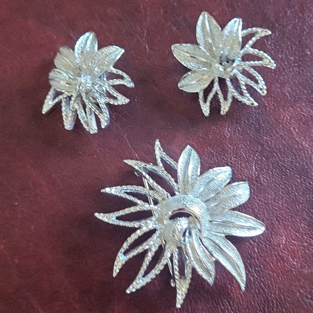 Sarah Coventry 1969 Demi-Flower Vtg. SilverTone Flower Brooch & Clip-On Earrings